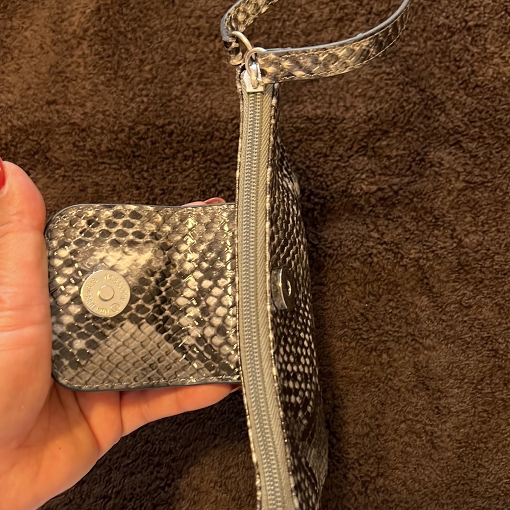Guess wristlet - Picture 4 of 4
